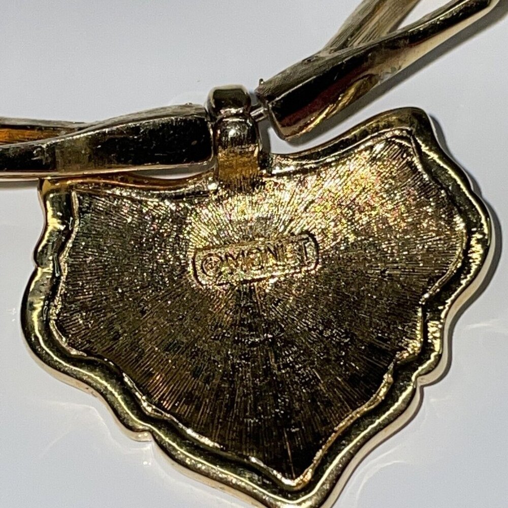 Vintage Monet White Enamel Shell Pendant Choker‎ on Elegant Goldtone Chain N2 - Picture 8 of 12